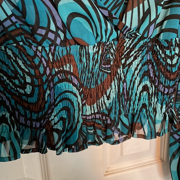 Bisou Bisou rouged v-neck top! Beautiful colors! - Picture 3 of 6